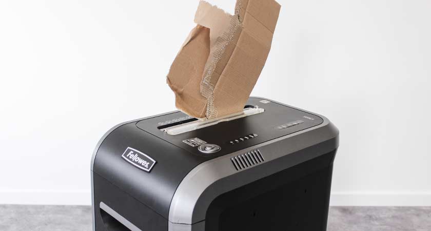 karton-in-papierversnipperaar-versnipperen